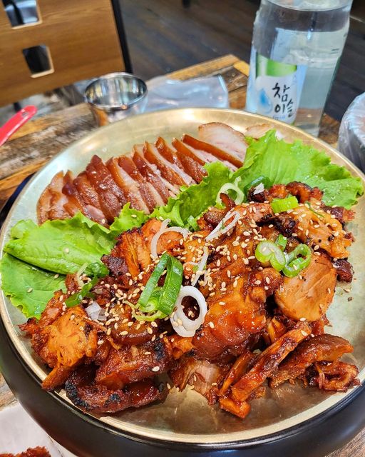 윤스타그램(ʏᴜɴsᴛᴀɢʀᴀᴍ) on Instagram‎: "#광고 왕십리 ‘호야네족발’🐷 ⠀ ☔️비오는 날엔 족발과 맥주가 땡기는데요! 매운족발로 유명한 ‘호야네족발’에 다녀왔