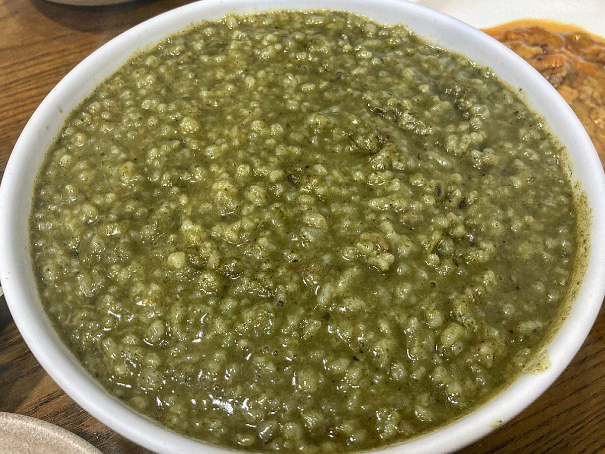 #미요요_제주 𖤐전참시에 나온제주 해남 1호 해산물 맛집𖤐

얼마 전에 제주를 들렸다 왔어요🌴 이거 먹으러 또 제주가려구요! ✈

💃🏻미요요 주문메뉴 💃🏻
◡̈ 왕보말죽 ₩ 13,000
◡̈ 성게알(냉동) ₩ 35,000

12시 오픈인데, 이미 꽉 찬 내부... 찐맛집이라 생각이 확실하게 들었어요. 20분경을 기다리고 보말죽과 성게알을 주문했어요!

여기서 TMI 🎈
𖤐보말은 바다 고둥을 뜻하는 제주도 방언𖤐 제주도의 대표적 식재료로 사용된다고 합니다.

보말죽은 처음 먹어보는데 정말 입안 가득 행복했어요.
진득하니 정말 최고! 깔끔하고 담백하고... 한입 먹고 위장 고삐 풀렸어요🤣

제가 갔던 날에는 성게알이 냉동밖에 주문이 안됐는데 그럼에도 불구하고 정말 부드럽고 여태 먹은 성게알은 비교도 안되더라고요! 정말 싱싱했어요 숟가락으로 퍼먹어도, 김에 싸먹어도 엄청 맛있더라고요  ꯁ.̮ꯁ

보말죽 + 성게알은 정말 꿀꿀꿀조합이었어요 ෆ˙ᵕ˙ෆ
𖦹일통이반𖦹 시그니처 메뉴인 듯 해요 ♥️
제주에 가시면 꼭 가보시길 추천드려요 🌴

✅ 웬만하면 냉동 성게알 보다 10,000원 더 추가하셔서 활성게 드셔보세요!
✅ 방송 출연 후 웨이팅이 많아졌다고 해요. 일찍 가시는 거 추천! 12시 15분에 가도 웨이팅 했어요😂
✅ 해남님 조업 상황에 따라서 다른 해산물은 없는 날도 있더라고요. 미리 전화해 보시고 방문하시는 것도 좋을 듯 해요!

|| 업체명 : 일통이반
|| 주소 :  제주 제주시 중랑로2길 55
|| 영업시간 :  월~일 / 매주 화요일 정기휴무
12:00 - 24:00
15:00 - 16:00 브레이크타임
23:00 라스트오더
|| 전화번호 : 064-752-1028

＊┈┈┈┈＊┈┈┈┈＊

#먹스타그램 #맛스타그램 #여행 #제주 #제주도 #제주맛집 #보말 #일통이반 #성게알 #우니 #해산물 #제주도여행 #제주핫플 #제주여행 #보말죽 #제주공항근처맛집 #제주공항 #제주공항맛집 #제주시맛집 #국내여행 #southkorea #먹팔 #맞팔 #먹팔해요 #전참시 #전참시맛집 #공부왕찐천재