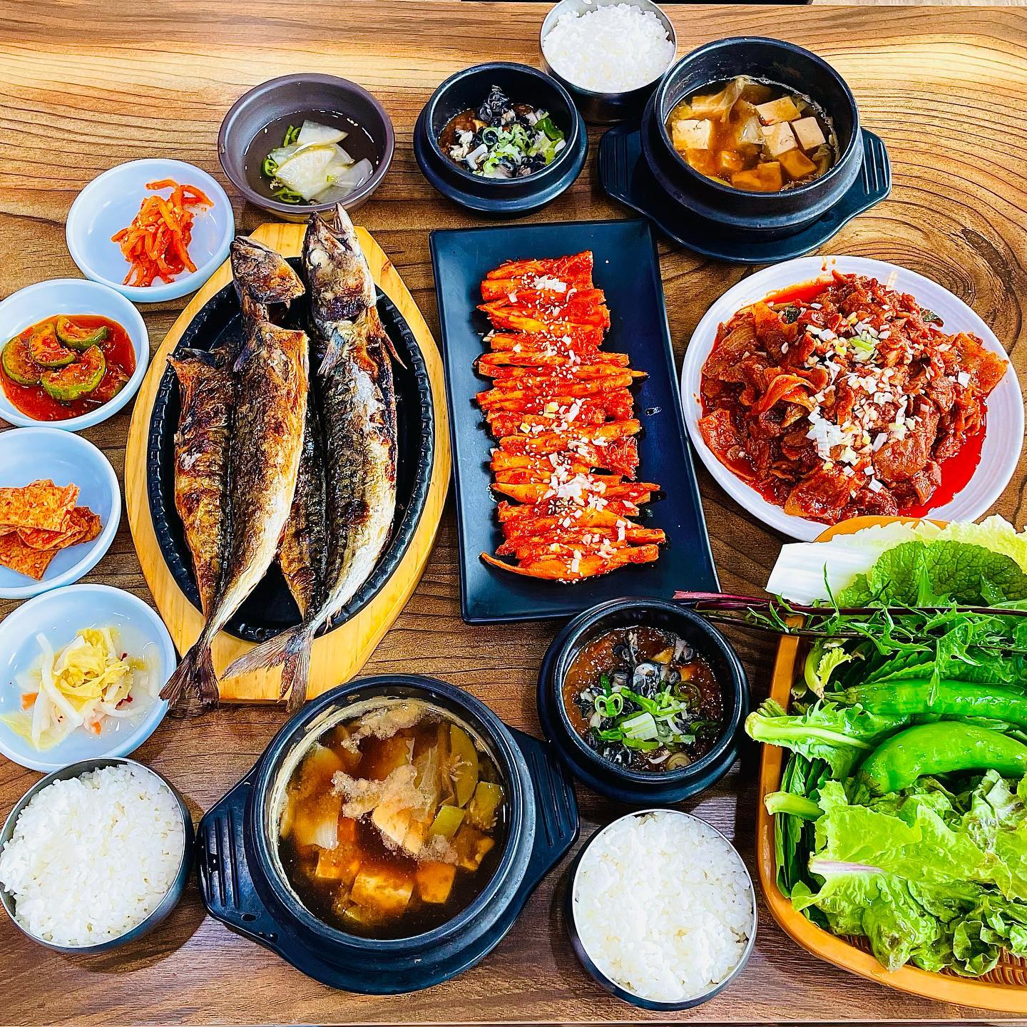 #협찬 🐷마장호수가든

한국인의 밥 훔치는 도둑넘들이 여기 다 모여있다구요?!🚨🚨

여러분 평소에 어떤 밥상 좋아하시나요
저는 가리는건 없지만 그래도 가장 좋아하는건 한식인데요
오늘 저와같은 분들의 입맛을 사로잡을
찐 밥도둑 모임 '마장호수가든'을 소개합니다🙆🏻‍♀️

요기는 우렁쌈밥을 하는곳이에요
제가 주문한건 정식3인분으로 
고등어구이.더덕구이.제육볶음.우렁쌈장.쌈채소를 맛볼 수 있어요🤭

우선 만인의 사랑 제육볶음!!!
적당히 섞인 살코기와 비계의 조합이 넘 좋더라구요
양념은 적당히 매콤한데 단맛이 많이 안나 좋았어요
거기다가 그 텁탑한 장맛의 느낌이 없어 완전 제 취저!!
꼭 할머니가 해주시던 제육맛이라 완전 취저였답니다😍

고등어구이 완전 큼직하고 통통한거 보이시나요
이런곳에서 생선구이가 나오면 다들 제대로 나오려나 긴가민가 하실텐데요
진짜 겉바속촉하게 넘 잘 구우신거있죠?!
살이 완전 부들촉촉한데 와 고등어구이가 이집 제 원픽이었어요
진짜 자주가던 생선구이 맛집보다 맛있어👍

더덕구이는 더덕을 적당히 두드려놓으셔서 질긴식감도 없고
쌉쌀한 맛을 잘 빼내셧더라구요
거기다가 양념이 넘 두껍지 않아 은근하게 더덕향이 나는게 좋았어용😊

우렁쌈장에 우렁 양 보이시나요!!!
진짜 살이 통통허게 오른 우렁 한가득인데
비린맛없이 짭쫄한 쌈장이 고기에 턱 올려먹으니
하....톡톡하게 씹히는 맛과 구수한맛이 나는데 넘 맛깔나더라구요😋

거기다가 쌈장에 빠질 수 없는 쌈채소!!
이곳에서는 직접재배하신 유기농 쌈채소를
무한리필로 즐길 수 있어요
직접 재배하신거라 진짜 큼직하면서 너무 싱싱한거있죠?!
쌈을 싸는데 향과 아삭함이 남다르더라니까요
철마다 다르지만 이날은 상추.깻잎.민들레.알배추.아삭이 등 제가 좋아하는 것들이 있더라구요🫶🏻

맛깔나고 신선한것들로 배도 든든히 채우고
간김에 마장호수도 보며 드라이브하고
기분 최고였다구용😆

'마장호수가든'은 마장호수 출렁다리에서 멀지 않은 곳에 위치해 있어요
요즘 근처에 카페도 많아져서 그쪽 가는 분들 많으신데
밥집 어디가지 고민마시고
이제는 '마장호수가든'에서 밥도둑들 잡으세용💛

#맛기록 #맛집 #우렁쌈밥 #쌈밥 #유기농쌈채소 #맛스타그램 #먹스타그램 #파주데이트 #파주쌈밥 #파주백숙 #마장호수맛집 #마장호수쌈밥 #마장호수데이트 #마장호수백숙 #찐맛집 #파주찐맛집 #파주현지인맛집 #분위기맛집 #호수앞맛집 #마장호수가든 #마장호수출렁다리 #쌈밥정식 #출렁다리맛집 #출렁다리데이트 #점심맛집 #드라이브 #맛점 #한식 #밥도둑