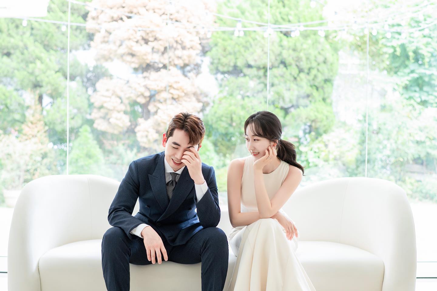 💖2022.09.03💖
________𝑓𝑜𝑟𝑒𝑣𝑒𝑟 𝑤𝑖𝑡ℎ 𝑦𝑜𝑢 💐💍
⠀
선선한 가을 바람이 불어오는 9월,
평생 함께할 반쪽을 만나 부부의 연을 맺게 되었습니다🤵🏻‍♂️❤️👰🏻‍♀️
⠀
생각나는 얼굴들은 많지만,
오랜만에 전하는 결혼소식이라 행여 부담이 될까 직접 연락드리지 못한 분들이 많습니다🥹
⠀
이런 저희의 조심스러운 마음을 너그러이 이해해 주시고, 혹시라도 연락 주신다면 감사한 마음으로 좋은 소식 전하겠습니다🥰
⠀
저희 두 사람의 새로운 시작을
함께 또는 마음으로 축복해 주신다면
그 마음 잊지 않고 보답하며,
땅콩처럼 꼬옥 붙어 행복하게 잘 살겠습니다🙇‍♀️🙇‍♂️❤️🥜
⠀
#결혼합니다👰🤵