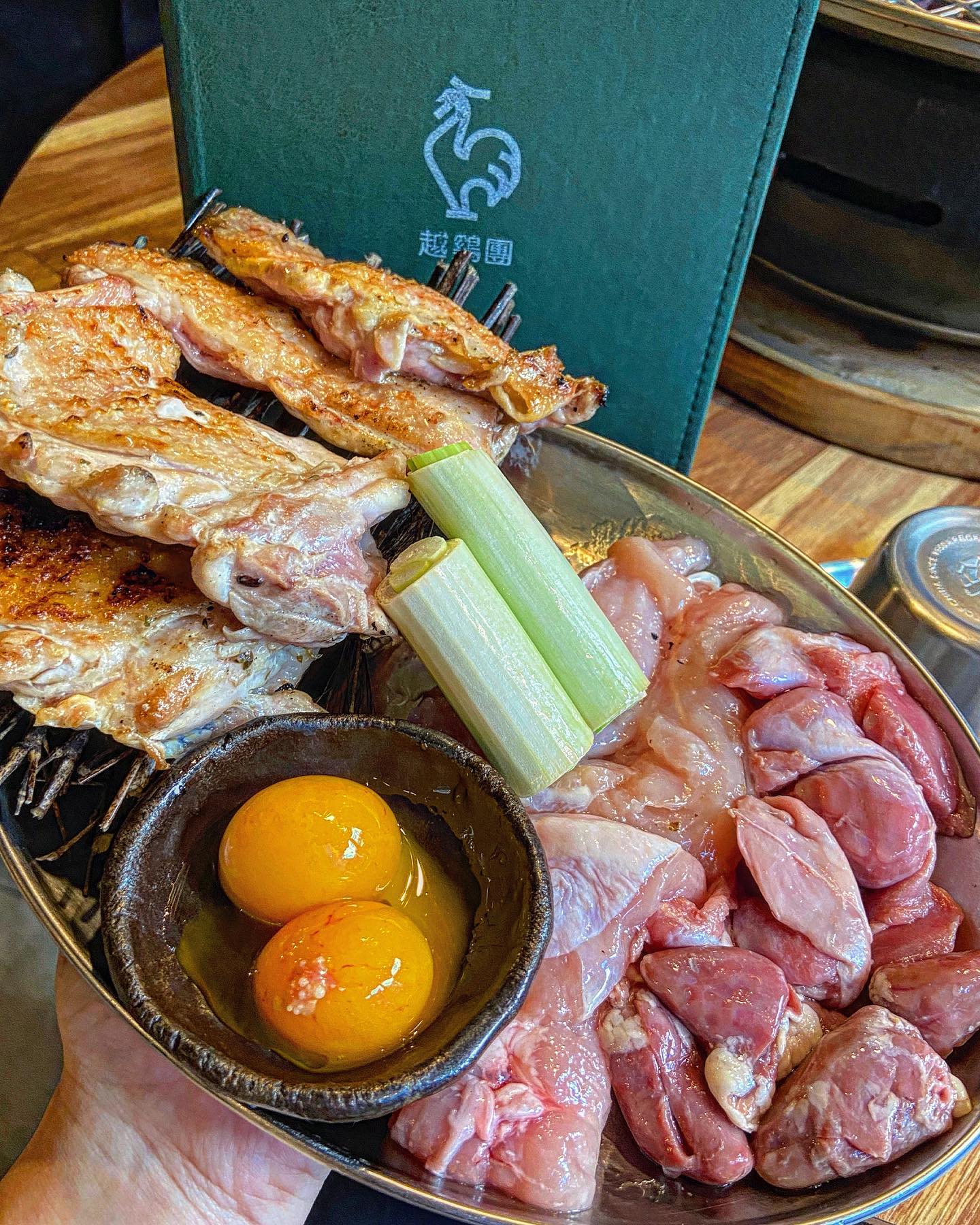 #협찬 🐤월계단

🍽메뉴
모둠구이(36,000원) 
닭해장국(8,000원)
월계단 볶음밥(7,000원)

🟡리뷰 
오픈하자마자 맛집으로 소문난 신상 맛집✨
닭 특수부위 전문점 월계단을 다녀왔습니당🐤

오픈한지 얼마되지 않았는데 벌써 웨이팅 장난 아니더라구요😳

모둠구이는 사이살, 목살, 안심, 근위, 염통으로 구성되어 있는데
엄청 푸짐하고 가성비가 최고예요👍🏻

근위랑 염통은 쫄깃쫄깃 꼬들꼬들!!!
씹는 맛이 즐거워요😆
소금과 황태가루에 찍어서 먹으면
딱 술안주예요🍺

사이살과 목살은 최고급 비탄장과 볏짚으로 초벌하여 향이 너무 좋더라구요❤️
완전 겉바속촉이면서 부드럽고 
스리라차마요 소스와 청양마요 소스에 
찍어서 먹으면 2배로 고소해요💖

월계단에 오시면 무조건 시켜야 되는 
사이드 메뉴가 바로 볶음밥인데요❗️
지금까지 먹었던 볶음밥을 통틀어서 제일 맛있었어요🔥
치즈 안에 숨어있는 수란을 톡 터뜨려서 
밥이랑 골고루 비비고 치즈까지 올려서 
한입에 먹는거 국룰이쥬😉

하루에 25그릇 한정으로 판매하는 닭해장국는
해장하려다가 해장술 시킬 뻔했어용😆

월계단은 종로5가역 1번 출구로 나오시면 바로 앞에 있고 
광장시장과도 가까워서 접근성도 굿굿입니당!

📍주소: 서울 종로구 종로33길 3 1층 
#종로5가맛집 #종로5가역맛집 #종로맛집 #동대문맛집 #고기집 #광장시장 #숯불닭구이 #숯불닭구이맛집 #닭특수부위 #닭특수부위맛집 #월계단 #종로맛집추천 #종로3가 #종로3가맛집 #종로맛집추천 #종로5가 #먹팔 #먹팔소통 #볼살이의먹스타그램
