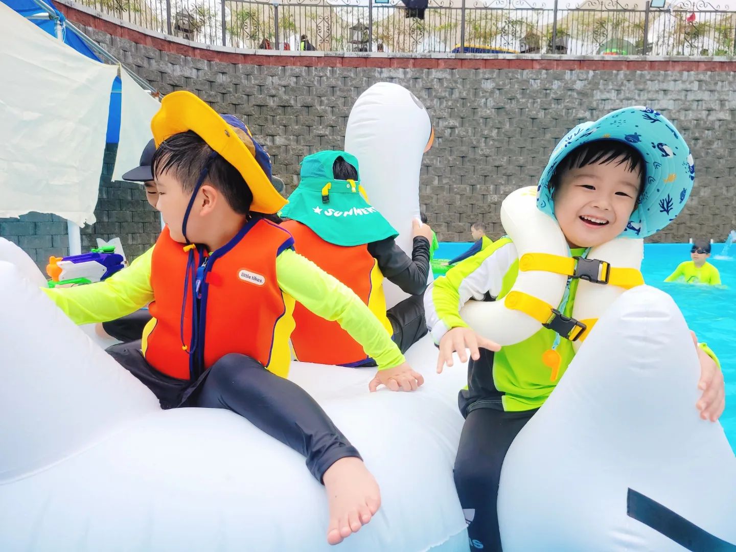 #놀다지쳐쓰러지리라
부산에서 핫하다는 #어메이징캠프 다녀왔당~~ 예약하기 힘들다지만
한번씩 취소되는게 있어서 홈피드가면 예약잡기 가능!!
진짜 한번 놀다지쳐 쓰러져봐라..
오전 10시 오픈시간에 맞춰갔당 ..
나온시간 8시반.. ㅋㅋㅋㅋ
저녁에는 불켜져서 놀기가능 힐링가능😍
내가 잡은곳은 먹는것만 가져가면되서
거기서 고기 구워먹고 실컷 놀다왔다.
그래도 지치지않는건..무슨 #슈퍼파워 ..냐.
돌아오는 차안에서 내년도 예약하는ㅋㅋㅋ
아이들끼리 잘놀아서 그래도 텐트에서
조금 쉴수있었다능😂
우리의 #여름휴가 의 끝은 어디인가
#육아맘 #육아스타그램 #어메이징캠프부산 #힐링여행 #여름
#또 #가자
