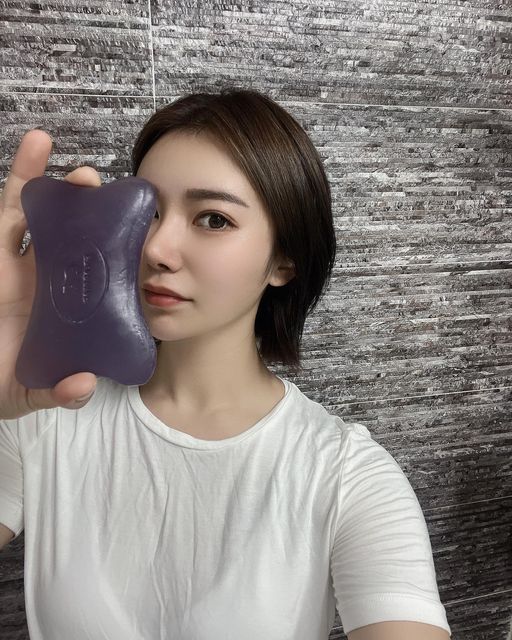 쏭쏭 on Instagram: "#광고 🧼<폴라베어> 괄사샤워바🧼 샤워해도 뭉친고 부은곳은 여전히 뻐근한데 한손에 촥 감기는 폴라베어 괄사 샤워바로 마사지하면서 뜻뜻한물에 시원하게 풀어주고 붓