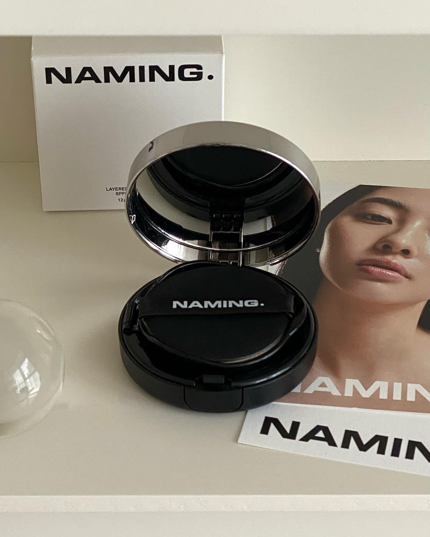 #협찬 naming.cosmetic 

매트와 글로우 그사이 장점만 잔뜩모아
자연스럽고 얇게 밀착되는 네이밍의 #레이어드핏쿠션 
미러 케이스라 손거울 겸용으로 가방에 쏙-!
이제 올리브영 온라인에서도 만나보실 수 있어요 🤍

#네이밍 #naming #naming_cos #네이밍쿠션 #레이어드핏쿠션 #윤기쿠션 #레이어링쿠션 #미러쿠션