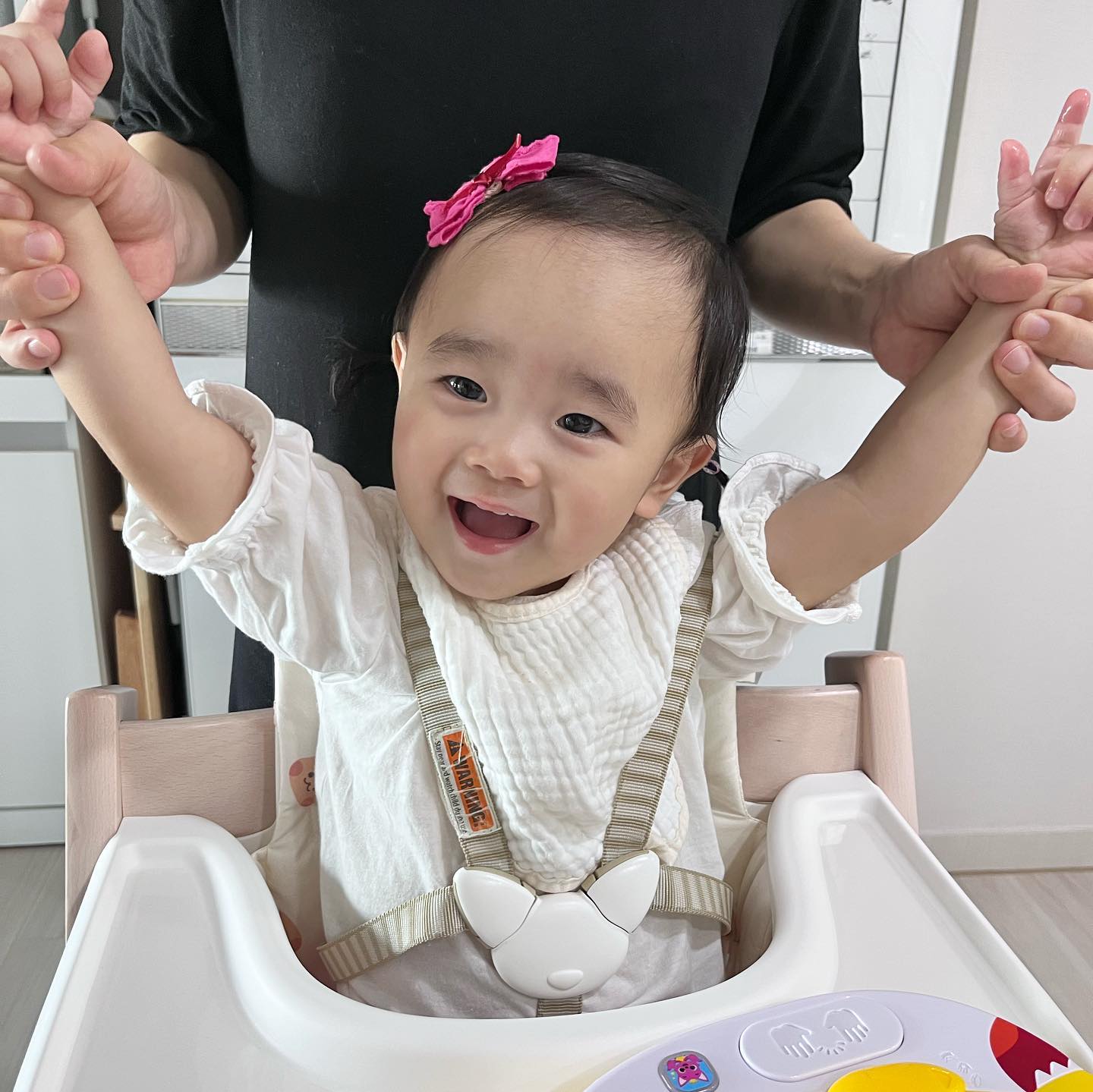 행복! 그잡채!
웃을때 젤 예뻐 젤 행복해👼🏻💕💕
이모네 집에서 첫 양갈래머리👧🏻 해봤는데 
(영혼까지 모아서 ㅎㅎ)
머리야 얼른자라줘 엄마가 맨날 땋고 땋고 또 온갖 스킬로 예쁘게 묶어줄겟💋
마지막사진은 코파는거 아니구 쉿 하는거예욥 ☝🏻

#15개월아기 #딸랑구 #사랑해 #나의이서💕