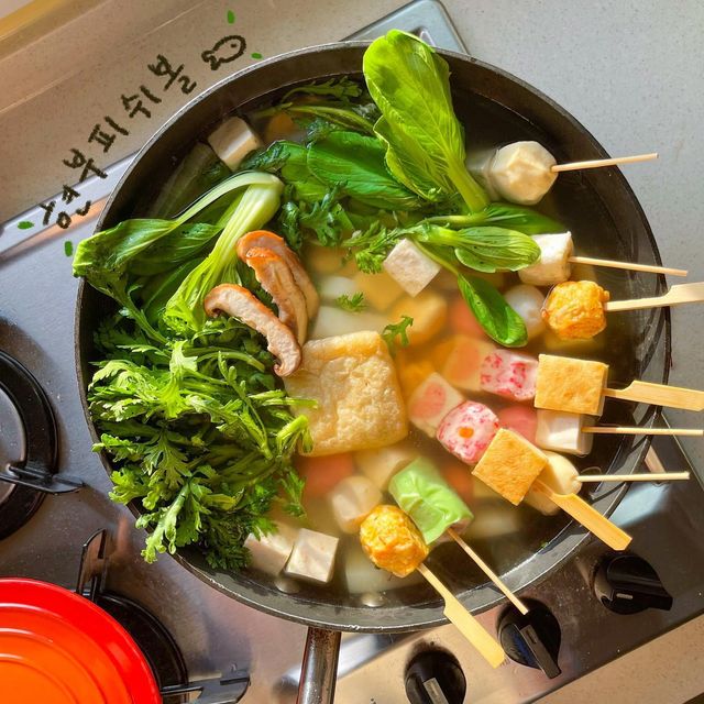 짛니의 먹방일기📝 on Instagram: "#제품제공 #현부피쉬볼 현부피쉬볼을 이용해 탕 만들어 먹기🍲 우선, 꽂이에 예쁘게 꽂혀진 피쉬볼이 식욕을 자극했다. 피쉬볼 자체에 간이 살짝 되어 있어