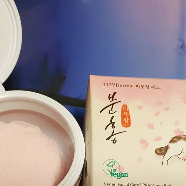 안이슬 on Instagram: "귀여운디자인❣ 피부왕 패드🐾
고양이젤리로 닦아주는 느낌🥰

화장한얼굴에 얹어봤는데
토너패드가 아니라 클렌징패드였나..? 눈화장이 몽땅 날아가버림😮
제대로 세수하고나와서 다시 사용🐾

엠보싱 있는 면으로 꼼꼼히 닦아주고
밋밋한 면으로 마무리 닦아주니 마치 팩한 기분🙂

#고양이젤리 #동물발바닥모양
#닦토패드 #필링패드 #비건화장품 #각질케어 #피부결 #톤업 #분홍패드 #SBA #서울어워드 #SeoulAward #공팔리터 #08L"