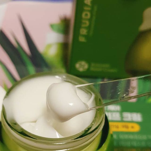 안이슬 on Instagram: "요거트같이 이쁜 아보카도 크림🥑

쓰던 크림이 다 떨어져가기도 하고,
가을이라 건조해져서
기존 수분크림보다는 묵직했으면 싶어서

아보카도 크림 보자마자 이거다 싶어 냉큼 구매🥑🥑🥑 무색에 향도 무향에 가깝고 순한 크림인데
워낙 건조해진탓에 푸석한 얼굴이 다 먹어버리는 수분감😅

꾸준히 바른다면 촉촉+쫀쫀해질듯🥑

#가을크림추천
#반창고크림 #후르디아 #아보카도크림 #아보카도 #수분크림 #시카크림 #민감성피부 #예민보스 #피부장벽강화 #frudia #공팔리터 #08L"