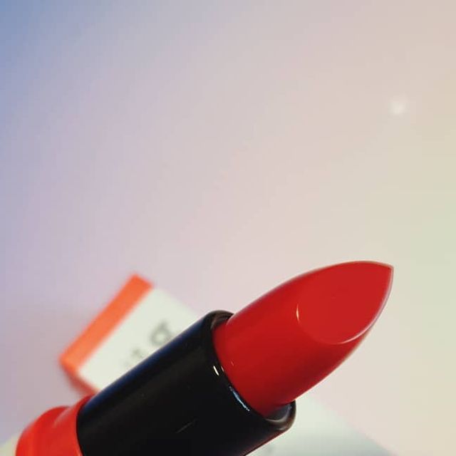 안이슬 on Instagram: "새 립스틱 개봉 쾌감👍👍👍 라펜부티끄 틴트스틱💄

생각보다는 연해서 진한 틴트 위 레이어드 하기 좋을듯❣
바르는 느낌이 부드러움👏
#봉봉라펜부티끄 #크로마흐 #립케어 #립스타그램 #틴트 #립밤 #틴트립밤 #SBA #서울어워드 #SeoulAward #공팔리터 #08L"