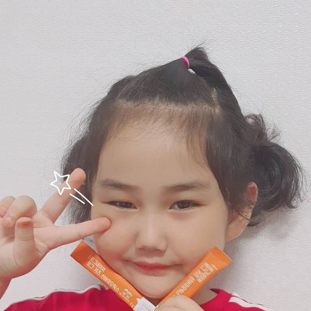 안이슬 on Instagram: "조카선물🎁

소아변비로 고생하는 조카위해서 구매한
#키즈유산균

이산화규소없는 👉#로그키즈신바이오틱스

이제 한포 밖에 못먹어봐서 효과는 아직 모르지만!
꾸준히 한달 먹여보기로💝 #키즈신바이오틱스 #로그네이처 #로그키즈신바이오틱스 #어린이유산균 #키즈유산균 #어린이영양제 #이산화규소없는유산균 #어린이아연 #어린이뼈건강 #어린이장건강 #채리스타그램🍒 #조카스타그램 #유아변비 #조카선물"