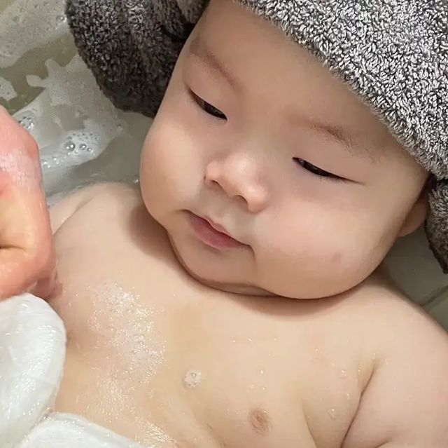 안이슬 on Instagram: "#제품협찬 🏷@angpapa_korea 

언제나 아기목욕 담당 율이 아빠❤
#앙파파소프트곤약스펀지 와 함께하는 율이 목욕타임

#양머리율이 너무 귀욥짜나💓💓💓 #도치맘🦔

#11키로돌파 한 #6개월아기 #빅베이비 율이🌱

포동포동한 몸매이다보니 소세지같은 팔과 다리 뿐만 아니라
목이며 곳곳이 #살이접힘 

#연약한아기피부 라 침독도 쉽게 오르고 접히는 살들 사이로 땀띠도 쉽게 나는 울아기🥲

선배맘 친구에게 들은 바로는 아기때 피부가 건조하면 아토피로 이어질 수도 있다고도 하는데,

모유비누 Diy셋트 구매할때 받은 부드러운 비누망이 찢어지는 바람에
없는거 빼고 다있는 다*소에서 비누망 샀다가 뻣뻣하다 못해 아프기까지한 촉감에 깜놀😱

살결이 다칠까싶어 손수건 목욕해주다가(물론 아빠가🤭) 만난 앙파파 소프트 곤약 스펀지❣

물에 닿기전 딱딱한 촉감의 스펀지인데,
물에 만나면 신기하게도 말랑하게 풀어진다(?)

✔거품이 잘 나니 거품망, 비누망 따로 쓸 필요없고
✔100% 천연 곤약으로 부들부들하니까 보드라운 아기 살결 다칠 일 없이 
✔수분감은 꽉 가둬주는 효자 육아템👏👏

🏷본 포스팅은 앙파파로부터 제품을 제공받았습니다.
Thanks to @angpapa_korea 

#앙파파체험단 #앙파파 #소프트곤약스펀지 #아기목욕 #육아템추천 #부들부들한촉감 #아기목욕스펀지 #instasize #babystagram #babywashsponge #angpapa #softkonjacsponge #konjac #흰소띠맘 #흰소띠아기 #육아맘 #아빠육아 #아기목욕담당아빠 #아빠최고 #아기양머리 #ㄱㅇㅇ💓"