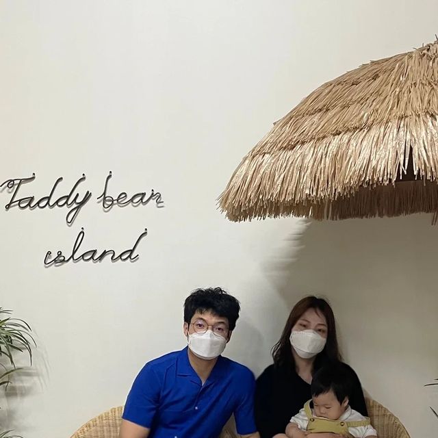 안이슬 on Instagram: "2022.05.06
채리x유빈x율이 어린이날 나들이 2탄🎈

여수 테디베어 뮤지엄🧸❤️

율이는 테디베어 형아들과 오토바이타고😎

채리누나는 테디베어 보디가드들이 경호해주는 오픈카,

율이 머리에 물뿌리개 뿌리는 율이아빠😅

그리고 꼬꼬태운 수레 끌고가는 유빈이🛒

같은 횡단보도, 다른 느낌의 두 쀼👫👫

Yellow cafe 컨셉존에서 알아서 노란우산 촬영소품
가지고와서 우산펼치는 컨셉장인 채리🍒

컨셉과 컬러감 다양한 포토존과 볼거리, 놀거리 다양했던곳👏👏

#여수나들이 #가족나들이 #가족스타그램 #채리x유빈x율 #어린이날축하해❤️ #어린이날나들이 #2탄 #여수테디베어뮤지엄 #여수볼거리 #포토존 #concept #teddybear #🧸#아이와가볼만한곳 #커플가볼만한곳 #instasize #selfie #photography #babystagram #kidstagram #2022어린이날🎈 #쀼스타그램 #20220506 #흰소띠아기🐮 #조카스타그램💕 #💓"