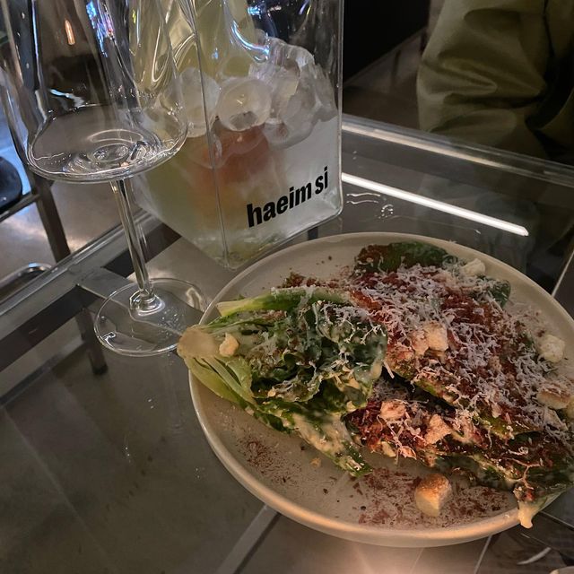 @so__oki on Instagram: "🥂 [천호동 맛집] 천호동 new 술집✨ 분위기 좋은 네추럴 와인바 ‘ 해임시 ‘ @haeimsi 지인분이 새로 오픈하신 천호동 네추럴와인바 소개합니다! 꼭대기 층인 4층에 자리를