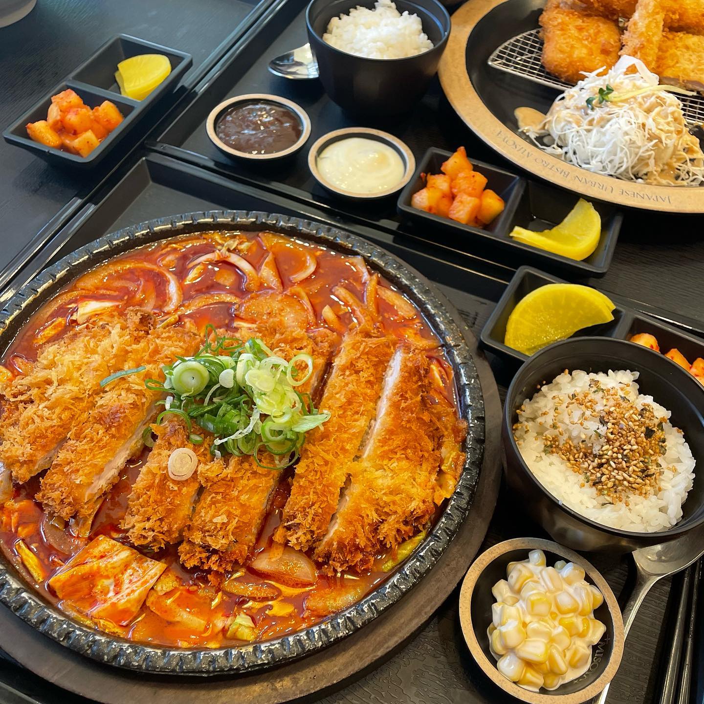 🔸미소야 파주야당역점🔸

오늘 점심에 급 미소야가서 먹었는데 매운게 땡겨서 매운철판돈카츠를 시켰다! 진짜 너무너무 맛있어서 배가 찼지만 진짜 계속 먹음...매콤하고 소스가..정말 너무맛있어서 밥이랑 돈까스랑 야채랑 먹으니까 찰떡궁합!! 많이 맵지않아 딱이였다 진짜
그리고 사장님이랑 직원분들이 정말 친절하셔서 늘 갈때마다 기분좋게 먹고 나오는듯!👍🏻😆

#오늘뭐먹지 #오늘점심메뉴 #오늘점심 #오늘은돈까스 #미소야파주야당역점 #미소야 #매운철판돈카츠 #존맛 #맛스타그램 #먹스타그램 #먹방 #먹리뷰 #맞팔해요 #선팔하면맞팔 #맞팔환영