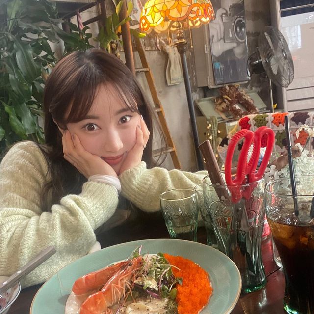 @so__oki on Instagram: "애월 맛집🧡 맛집추천 피드 잘 안올리는데 여긴 Ⓗⓐⓟⓟⓨ 맛집 날치알새우크림우동 🦐🍜 꼭! 드세용 #효숙인제주"