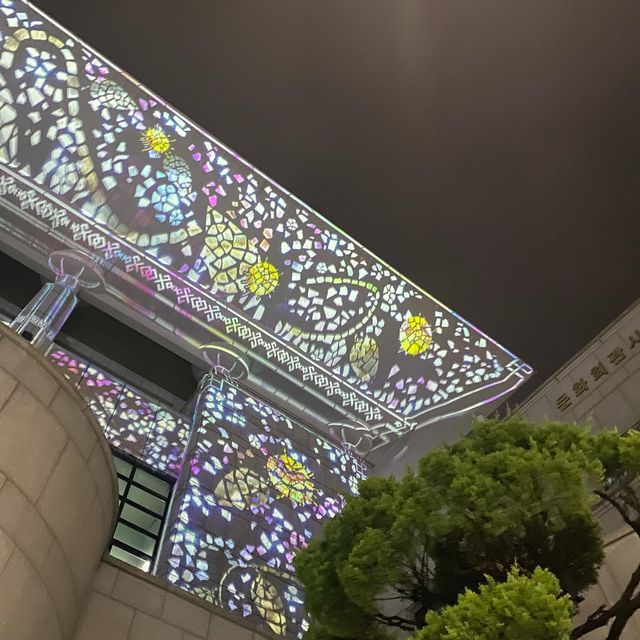 @so__oki on Instagram: "💡빛의정원 디피랑 통영에는 마을전체로 벽화가 그려진 동피랑,서피랑이 유명하다 그런데 칠흑같이 어두운 밤, 하늘 위로 커다란 달이 떠오르면 산꼭대기에서는 벽화마