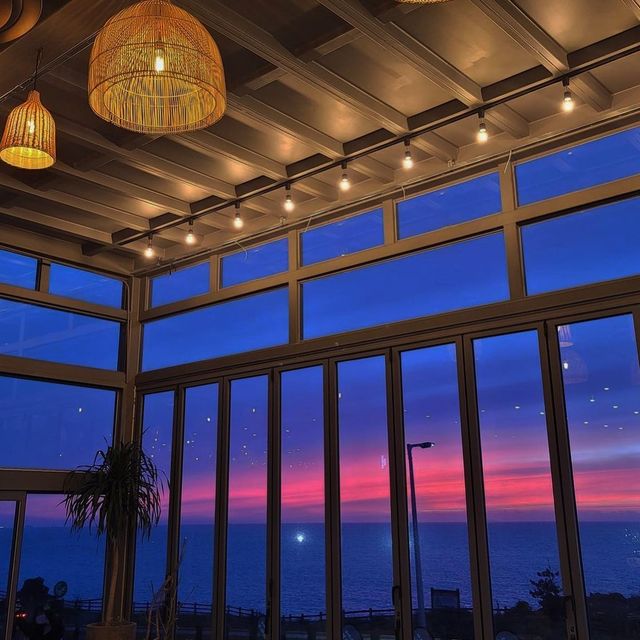 @so__oki on Instagram: "🌅 노을 질 때 애월의 가장 예쁜 노을카페 ‘노을리’ 카페도 넓도 의자가 굉장히 편해따 한시간 자고나옴 (취해서 아님) #효숙인제주"