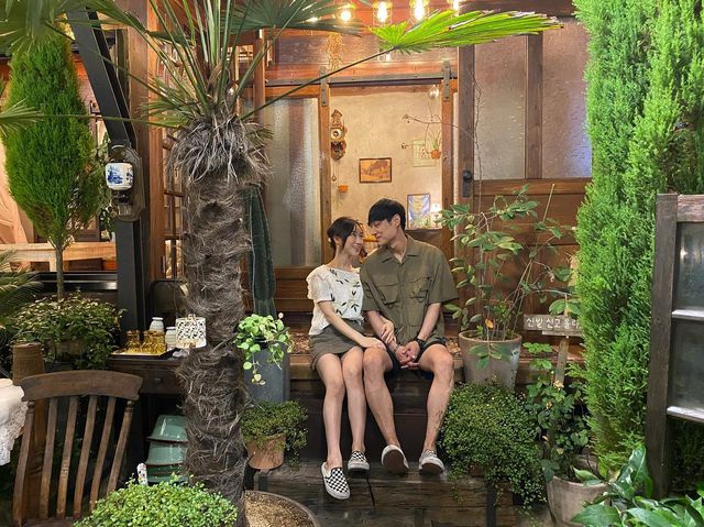 @so__oki on Instagram: "🌳 통영에서 멋쟁이 카페마당사장님께서 찍어주셨어요😊 사장님 덕분에 커플사진 건졌네용~~ 멋진사진들 감사합니다🙏🏻"