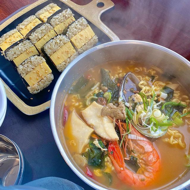 @so__oki on Instagram: "애월 ‘김만복김밥’ #효숙인제주"