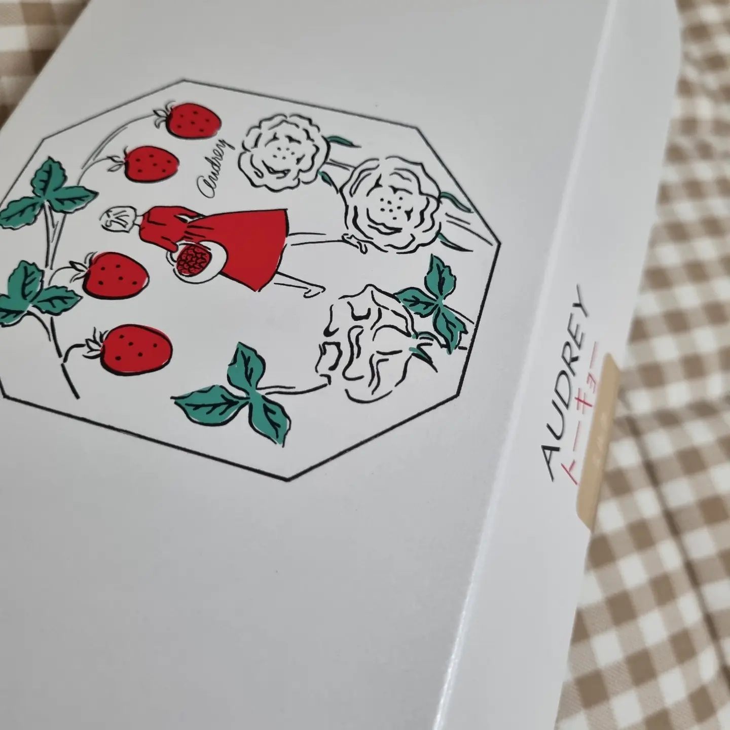 #おみやげ #AUDREY
가원이가 사다준 오미야게🎁
요즘 핫하다고 꼭 사진 찍으란다🤭
고마워, 잘 먹을게!