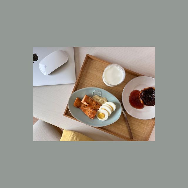 하린 on Instagram: "🤍 #연어스테이크 + #삶은계란 + #타르타르소스 #바스크치즈케이크 + #딸기잼 + #우유"