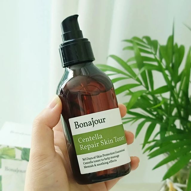 워니🌷 on Instagram: "#광고 #센텔라스킨 피부진정엔 역시 #시카 💚 병풀성분을 80% 이상, 고농축 카모마일 성분을 담아 손상 피부 진정 및 개선에 도움을 주는 #보나쥬르 센텔라 리페어 스킨토