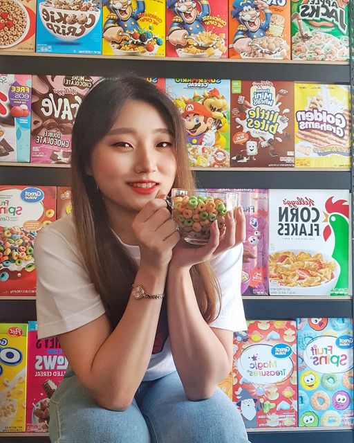 ❝𝘏𝘢𝘦𝘳𝘪𝘮❞ on Instagram: "#핾윪자매 👭💕 윪이랑 같이 가보고싶었던 시리얼카페 '아카프'에 다녀왔답니다🤗 ⠀ 세계 각지의 시리얼들을 👁눈으로 한 번 즐기고! 자신이 원하는