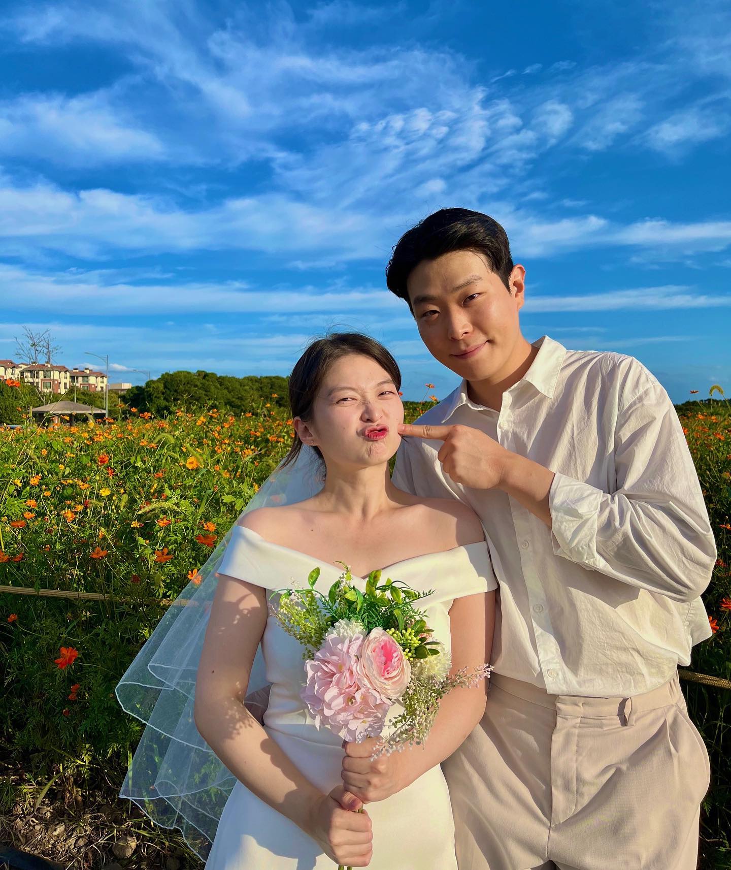 💛5주년 기념💛
아직 올리기 민망하지만;
옷부터 하나하나 직접 준비해서 삼각대 들고다니며 찍었던 우리의 셀프 스냅사진
대문자 P커플이 과연 할 수 있을까? 싶었지만 대만족💛
물론 전문작가님들이 찍어주신 거랑은 퀄리티가 다르지만 우리만의 사진을 찍을 수 있었고,또 하나의 추억이 될 수 있어서 좋았다:)
이 사진이 딱 우리인데 어디에도 안쓸거 같아서 여기에라도 올려야지😊(너끼한 사진들은 나중에 올려야지)
5년동안 행복했고 앞으로도 나랑 오래 오래 놀아줘🤍