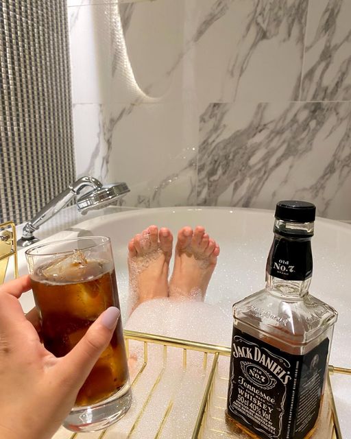 Chloe on Instagram: "먹고 쉬고 자고 * 2 ☔️🥂"