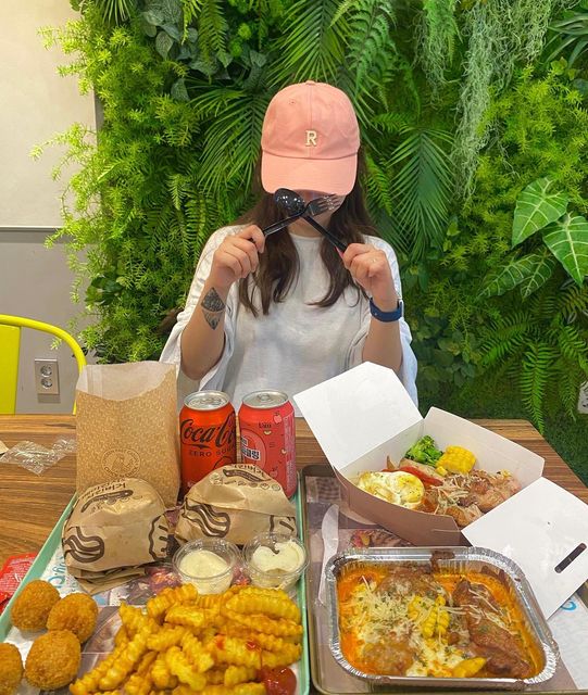 Chloe on Instagram: "#칙바이칙 "배민 강남구, 서초구 매출 1위❗️" 직화로 구운 그릴드 치킨패티로 만든 버거에 짭자롬한 체다치즈가 들어간 '베이컨치킨치즈버거' 튀김옷입힌 치킨버거와는 다