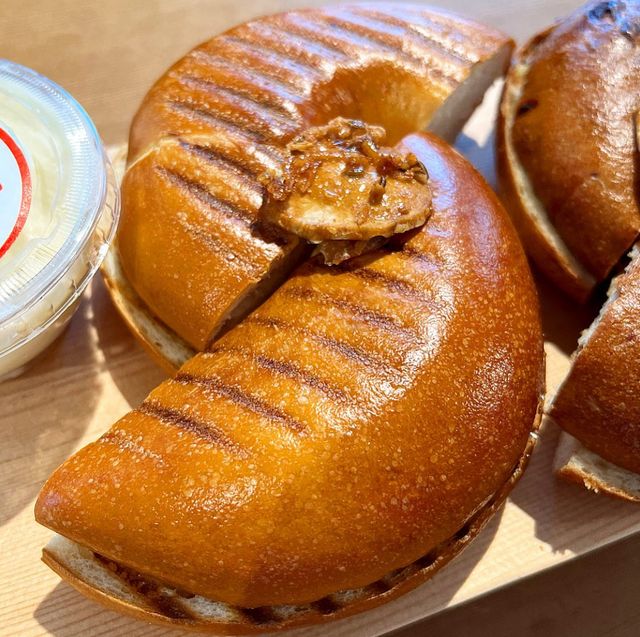 밍이나 | 웨딩•커플 콘텐츠 zip on Instagram: "을지로 베이글 맛집 #포비

여러분 🐷-하!
비가 많이 오는 월요일이에요! 태풍 힌남노가 지금 무섭게 북상중이라고 해서 너무 걱정되네요ㅠㅠ😂😂 다들 별 피해없으시길 정말 간절하게 기도할게요🙏🏼

저는 저번주말에 일이 많아서 너무 정신없이 지나갔던 주말이었어요~ 잠깐 바람쐬러 을지로쪽으로 나갔는데 벌써 몇번째 방문했던 포비를 들려서 행복한 베이글타임으로 기분힐링하고 왔네요~☺️

항상 갈때마다 자리가 만석이었어서 먹고갈 엄두를 못냈었는데 비도오고 무엇보다 운이 좋아서 자리 겟🙌온김에 매장에서 이번에는 편안하게 먹고가기로 결정했어요~~저희가 시킨건 허니밀크 베이글과 마늘베이글이랍니다.🥯
포비 베이글은 먹을때마다 이 쫀쫀한 반죽에 너무 식감이 좋아서 감탄하고 가는데요 오늘은 커피도 시켰답니다! 👍카페인 안받는 쮸니는 디카페인으로 각각 모닝커피에 베이글까지 챙겨먹으니 마치 외국에서 아침을 먹는것같은 기분이 들더라구요 ㅋㅋㅋ🥰
여태까지 테이크아웃해서 가서 잘 못느꼈는데 매장에서 이렇게 베스트셀러인 무화과 스프레드랑 플레인 크림치즈 2개씩 시켜놓고 따뜻하게 구워져서 나오는 베이글과 커피의 조합은 정말 말해모해.. 행복했답니다:)😁

청계천이나 을지로 종로쪽가시는 분들 꼭 한번 들려보세요~!👍👍

🐽포비 을지로
🐽서울 중구 청계천로 100
✔️을지로3가역 1번출구200m
🐽07:30-21:00
✔️음료주문마감 20:20 
✔️베이글 포장주문마감 20:40

📌허니밀크베이글 2,900원
📌마늘베이글 2,900원
📌무화과 스프레드 2,100원
📌플레인 스프레드 2,100원

#오늘의먹킷리스트 #을지로맛집추천 #베이글맛집"
