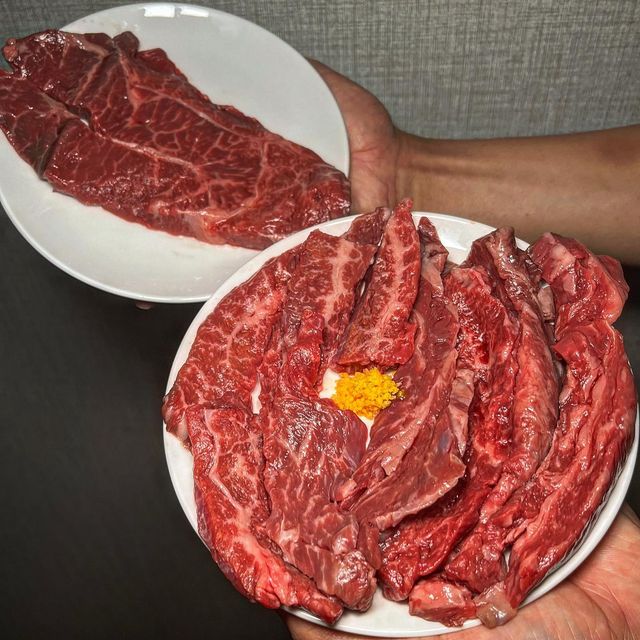 먹뜰 | 먹스타그램 on Instagram: "#광고 | 추석에 마장동 투쁠한우를 집에서? #태영한우 우시장의 대표 마장동에서 인증받은 엄선된 #한우 영롱한 마블링과 견고한 선홍빛 육질이 눈에띈다. 세