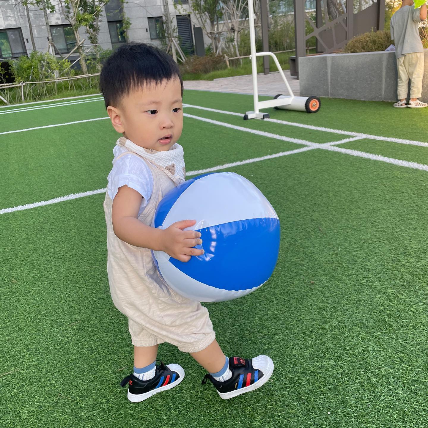 D+399
공 가지고 놀라고 했더니🥲
바퀴란 바퀴는 다 밀고 다니는구나
애비야 언제오니…

#13개월아기 #소띠아기 #저녁산책 #육아기록 #소띠맘소통 #하루두번산책 #아기스타그램 #베이비그램 #아기일상기록 #아기일상 #유모차끄는아기 #배재유니❤️ #배재유니