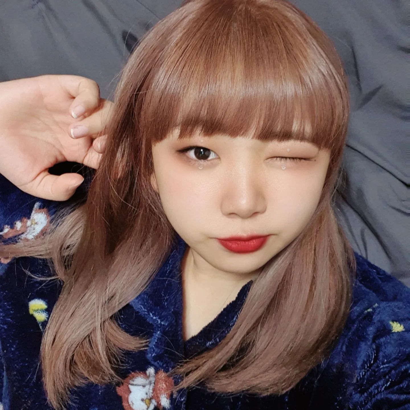 다시 탈색, 염색 뿜뿌오는 중..🤑
파란색 해보고 싶은데 겨울에는 색이 너무
아추..츄..!! ☃️ 
.
.
.
#염색 #탈색 #블랙 #당신의선택은 #어렵다어려워