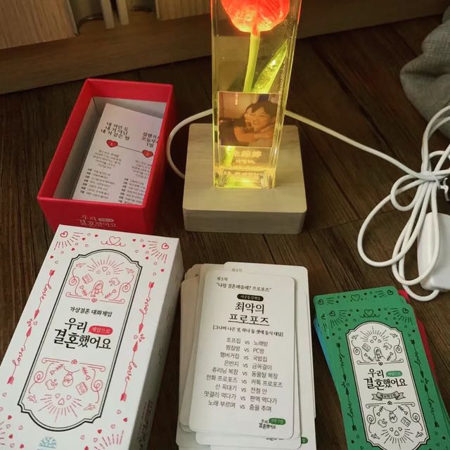 송현수 on Instagram: "애인과 함께 재밌게 진솔한 얘기를 나누고 싶지 않은가요? 가상결혼 보드게임인 #우리결혼했어요 를 소개해드릴게요. 현재 피드에 보이는 소개 사진들은 진짜 서로 더 알