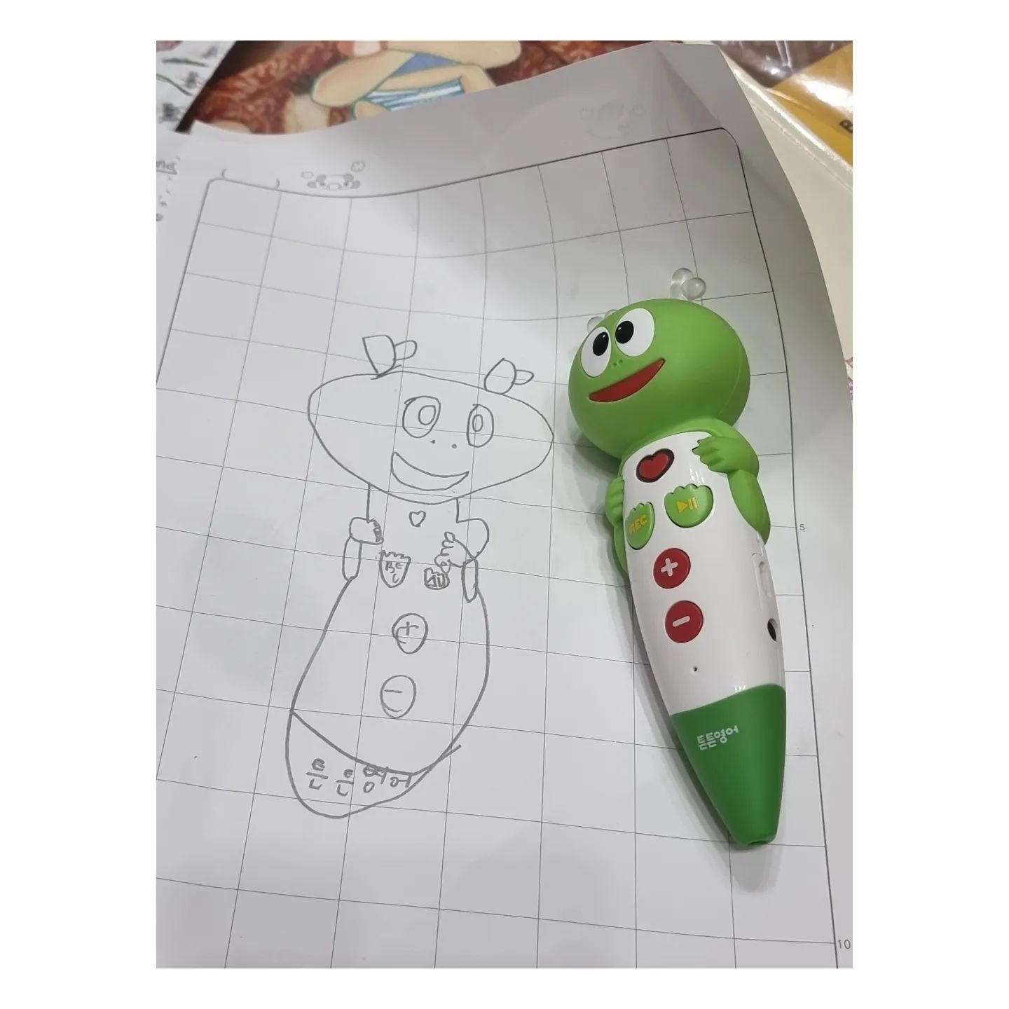 그림그리라면 질색팔색하던 이지망이
갑자기 냉장고 중앙에 딱부쳐논 그림들

튼튼영어가 조은가보다ㅋㅋㅋㅋㅋ
왜 저걸 그려놧을까
천원짜리에
이지망시점 아빠얼굴

근데 나만안그린거 같은 서운함
퉤
#아들래미키워봤자소용없다더니 

#일상 #소통 #젊줌마 #튼튼영어
#운정맘 #육아스타그램 #맞팔환영 

tuntun.english_ilsan.paju
지망이의 빡센영어공부 부탁드립니다ㅋㅋㅋㅋㅋ👏👏