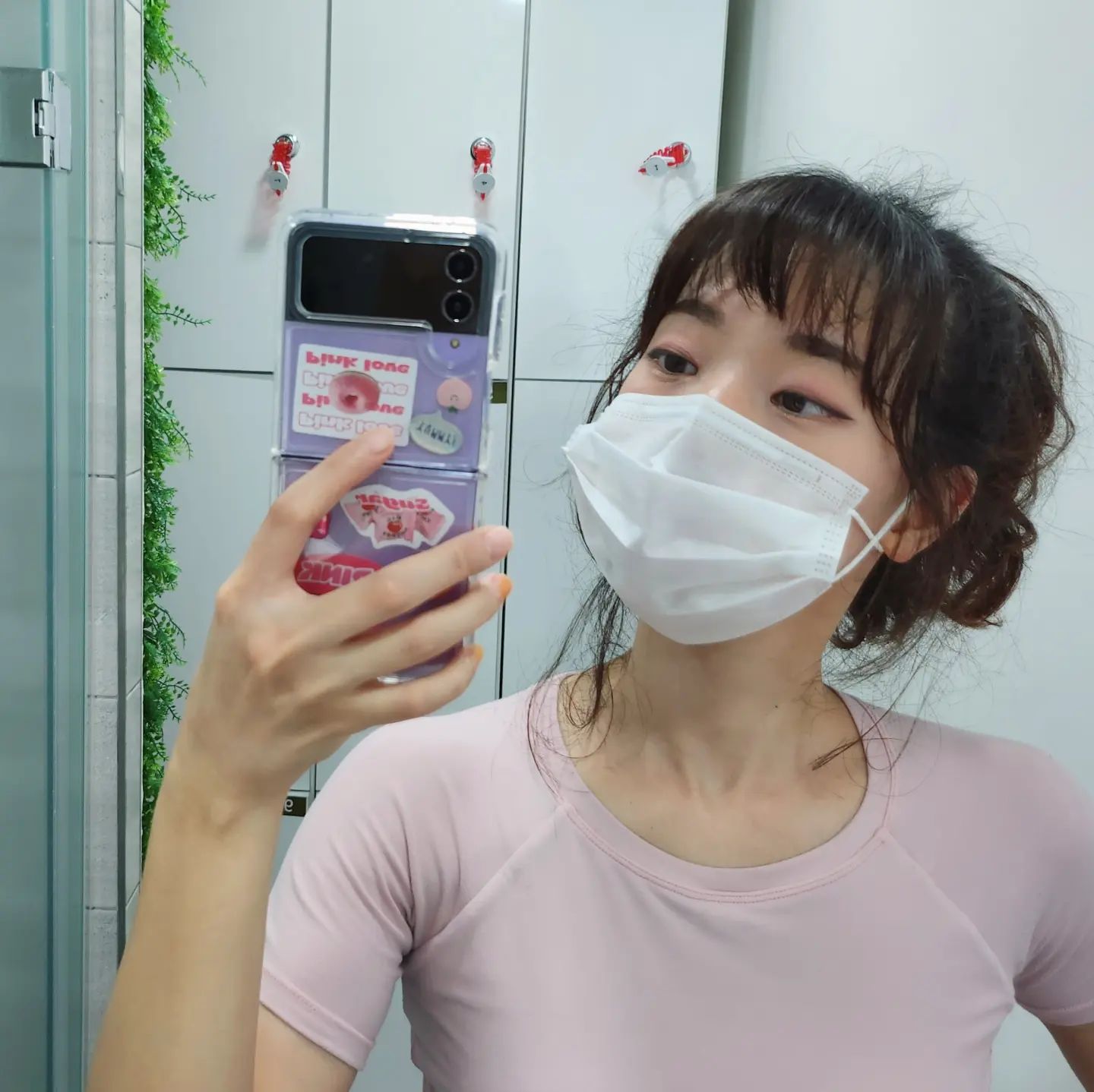 짱 오랜만에 기록
왜냐믄
오랜만에 숨이 찼기 때문,,,
짜면서는 훗 이 정도면 중강도겠지 했는데
넘 힘들었당 체력이 쓰레기가 되었어 쥬륵

헥헥대면서 탈의실 들어가니까
예전 생각나면서,, 
화르륵 돋는 기시감에 파블로프의 개마냥 사진을 찍어보았당 0.<

차 찰칵 ㅇ왤케 찍는 게 어렵지

#써킷트레이닝
5R (1분 휴식)
15 케틀벨 (8Kg)
15 고블릿스쿼트
10 버피 (스텝박스)