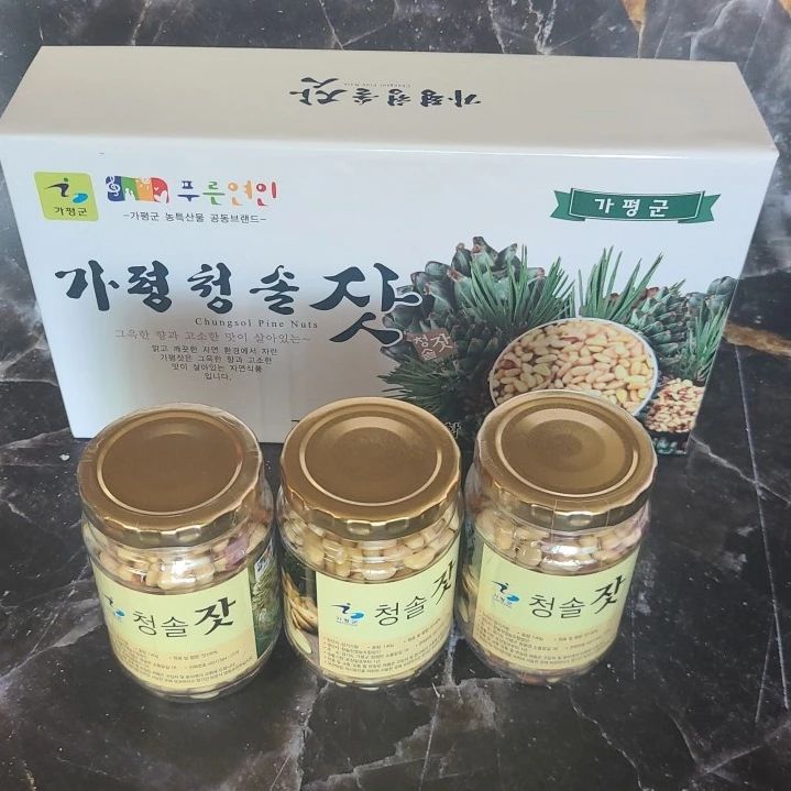 #협찬

가평청솔잣 가평잣선물세트 부모님 추석 설날 선물로 고급스러워요

이번 추석 설날 선물 준비하셨나요?
명절에 매번 가족들 부모님 선물하는 것
생각보다 쉽지 않더라구요!

매번 드리는 고기나 김, 치약세트 등
말고 다른 선물 세트를 찾고 계시지는 않는지요?

그래서 저는 이번에 조금은 특별한
선물세트를 찾아보았답니다.

견과류 중에서도 귀하고 귀한 것이
바로 잣이랍니다 :)

잣은 흔히 먹기 쉬운 견과류가
아니기에 정말 큼맘 먹고
사지 않으면 먹기 힘든 견과류이죠.

잣은 예로부터 불로장생의 식품으로
알려져서 많은 분들이 즐겨드시죠.

(제품에 대한 설명이 아닌 원료에 대한 설명)
잣은 뇌세포 활성화와 기억력 증진에 좋은
레시틴 성분이 다량 함유하고 있어서
치매 에방이나 어린이 두뇌 발달에 효능이 있답니다.

잣의 올레산, 리놀렌산 등의 불포화 지방산은
피부를 윤택하게 하며 노화 방지와
혈압 강하에 효능이 있다고 하여
많은 분들의 잣을 즐겨 드시는 것이겠죠!

이번에 먹은 가평청솔잣 가평잣선물세트는 
고소한 향이 가득한 가평청솔잣이였어요!

가평청솔잣은 고소한 향이
가득 살아있는 영양만점 잣인데요.

이번에 처음 안 사실인데 잣도
두가지가 있더라구요!

황잣과 백잣 2가지를 팔고 있는데요.
황잣은 속껍질을 벗기지 않은 상태로
건조하여 잣의 향기가 진한 것이 특징이구요.

백잣은 속껍질을 벗겨 건조한 잣으로
잣죽 등 음식을 할 때 주로 사용하죠.

포장도 고급스러운 보자기에 
배송을 해주시니까 이번 설날 추석에
부모님 장모님 선물로 들고 가시면
너무나 좋아하실 제품이예요!

저희는 이번에 잣을 다양하게
만들어서 먹어보았는데요.

수정과, 보쌈김치로 해서
먹어보니 참 맛있네요 :D

김치에 맛있는 잣을 넣어서 먹어보니
구수함이 배가 되는 것을 느꼈구요.

수정과에 잣을 동동 띄워서 
먹으니 구수한 맛이 좋네요!

호박죽에 고소함이 더하게
잣을 넣어서 먹으니 호박죽 맛이
더 좋았답니다!!

또한 그냥 먹는 것 보다는
기름을 두루지 않고 
후라이팬에 데워서 먹어보니
고소한 맛이 더 살아나는 것 같습니다!

이번 명절 선물에 부모님 선물을
뭐로 드려야할지 고민고민하신다면!
가평청솔잣 가평잣선물세트 강력 추천합니다!

청솔잣 종이박스 선물세트 3호 링크
https://naver.me/FDlvTb96

#가평잣판매, #가평잣가격, 
#가평잣선물세트 #가평청솔잣