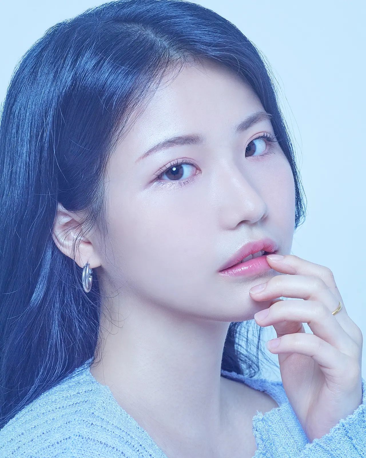 그 유명한 #여름쿨톤 #프로필 💙

나도 찍어봄😝
#흑발 하고 첫사진ㅎㅎ

_

작가님이 내나이듣구 완전 놀라시더니 동안이라고 해쥬셨당 #기분됴아 

근데 알고보니 내가 누나.. 이건 슬프네ㅎㅠㅠ 이제 어딜가나 언니누나야 하.. 슬슬 나이들어가는게 실감난다😇

나이먹기 넘무 싫어 나 아직도 수능보던게 엊그제같은데 흑

_
_
_
#강남 #피엔스튜디오 #프로필사진 #어색한미소 #😅 #일상 #셀피 #프로필촬영 #💙 #daily #selstagram #cool #profile #instagood
