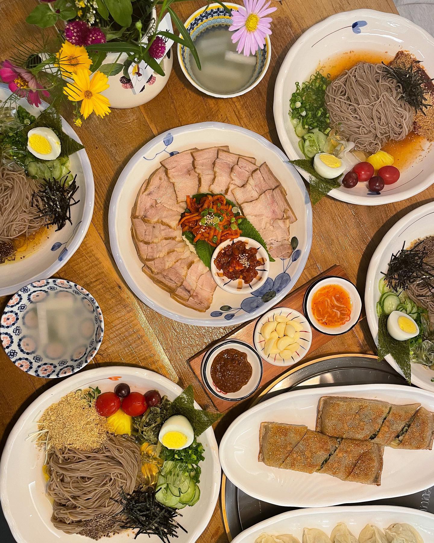 캠핑 갔다가 서울로 오는 길에 들리기 딱 좋은 맛집 하나 추천해드릴게요! 팔당 [오팔당]

어제 스토리에 올렸던 들기름 막국수맛집 소개해드릴게요👍
친구 부모님이 운영하시는 집인데 너무 맛있어서 저희 부모님이랑도 자주 방문하는 맛집이이요!(내돈내산으로 자주 방문한답니다😻)

😉지인 찬스 없이 제가 정말 애정하는 이유😊

-인기메뉴 best1 들기름 막국수! 고소한 들깨와 건강한 메밀면의 조화💖원래 무조건 물막국수 파였는데 이 집에서 들기름 막국수 입문하고 들기름 막국수가 최애가 되었어요👍완전 빠져버렸잖앙😆과일이 올라간게 특이하죠?! 저 과일들도 좋은 과일을 쓰시는 지 정말 달고 맛있어요🍒🍇🍉🍍🍉

직접 만드신 동치미로 만드는 물막국수와 비빔막국수도 정말 맛있어요✌️사장님 손맛이 워낙 좋으셔서 전병,보쌈, 만두 무엇하나 빠짐 없이 맛있다구요!차가져와서 막걸리를 못 마신게 너무 서러벙…..😭

-친절하고 깨끗한 가게 분위기💖사장님이 정말 친절하고 유쾌하세요👍제가 친구여서 그런게 아니고 다른 손님들에게도 모두 친절하게 대해주세여😆그리고 가게가 넓고 깨끗해서 기분 좋은 식사를 질길 수 있습니다!

캠핑 다녀 오시는 길이나 가시는 길이나 꼭 들려보시길 추천해요👍

오팔당
📍경기 남양주시 와부읍 다산로 47 
☎️0507-1474-8858
⏰09:30~20:30
