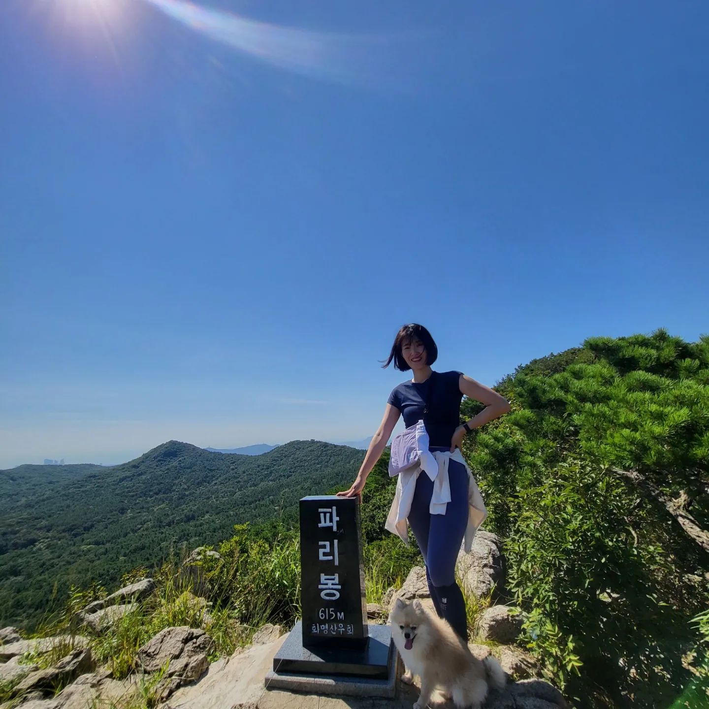 금정산 파리봉

길 잘못들어서 너무 힘들었지만
하루의 시작을 등산으로 
시작하니 개운하다.

저녁엔 요가:)

#금정산 #파리봉 #좁은길 #복댕이 #등산하는여자 #등산화 #호카
