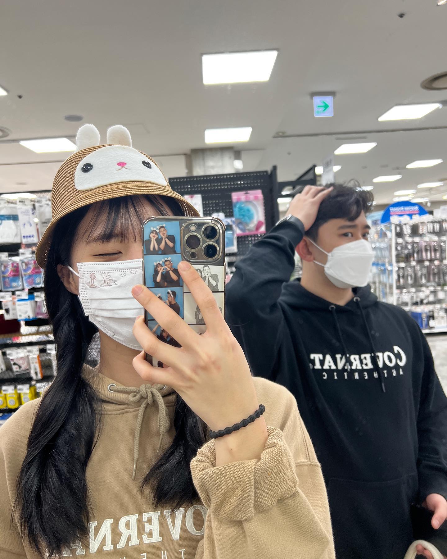 롯데마트 키즈코너 앞에서 나 혼자 훌라후프 하고 있으니까 쪽팔린다고 따라오지 말라며 도망가는 댕댕이..