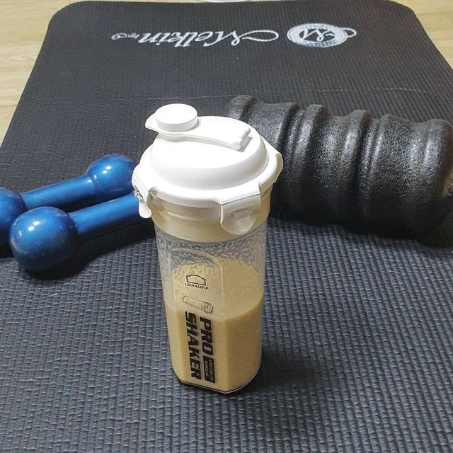 @atrengths on Instagram: "#광고 락앤락 프로쉐이커 트라이탄🍼 국내 1위 밀폐용기 락앤락과 공동개발한 제품! BPA 프리 트라이탄 소재라 안전성이 뛰어나요 전용믹서가 있어서 차가운 물에도 몇