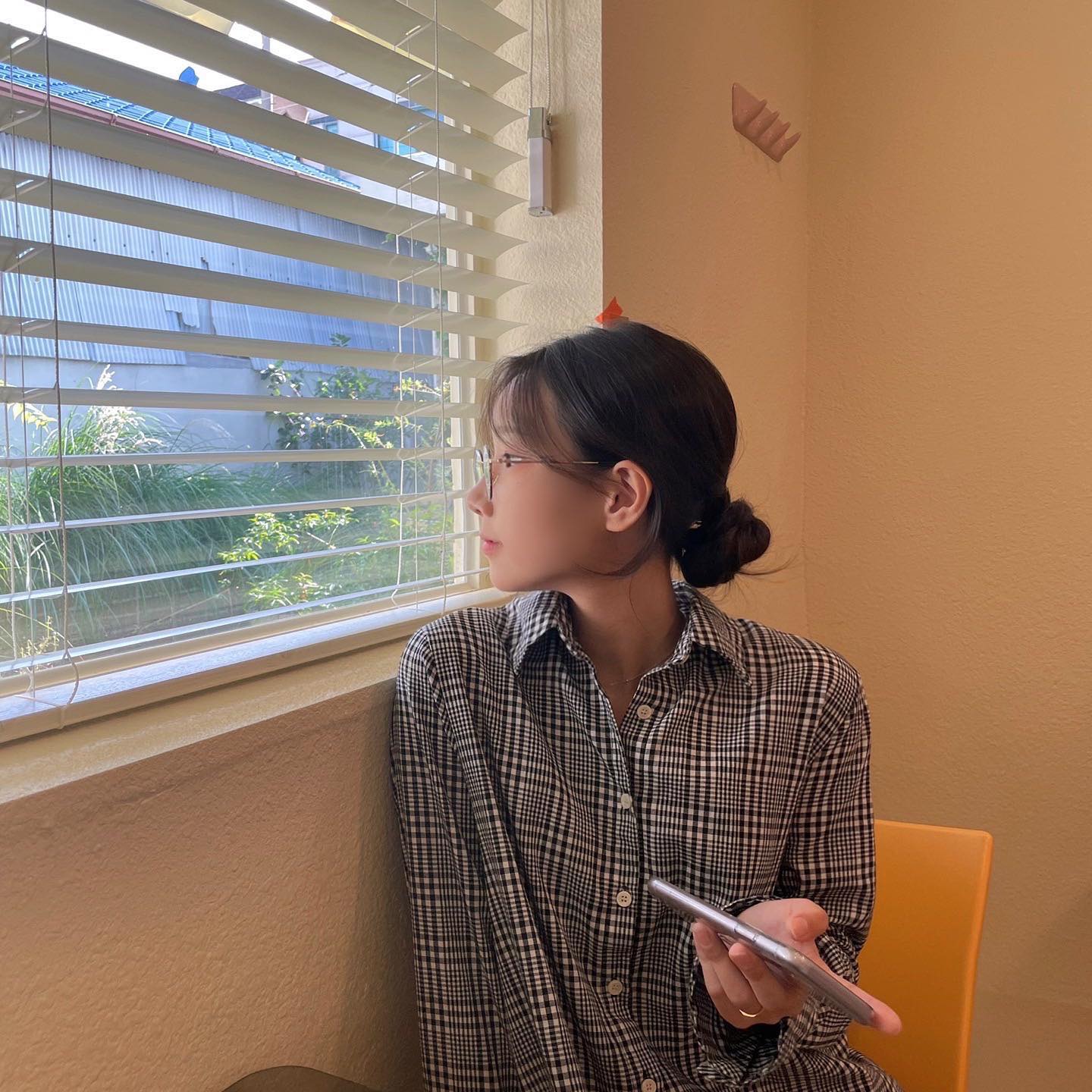 .
.
.
.
.
.
고개 돌린 사진이 많은 건
카메라랑 낯 가리기 때문 🫠