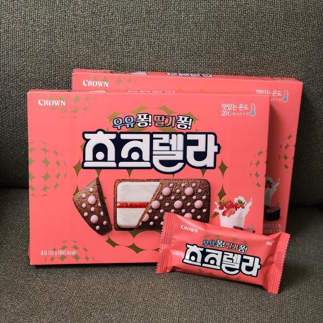 고유나 on Instagram: "🍫🍓 크라운제과의 신제품 초코렐라 후기✨ 🍪맛 크라운제과의 크림블같은
