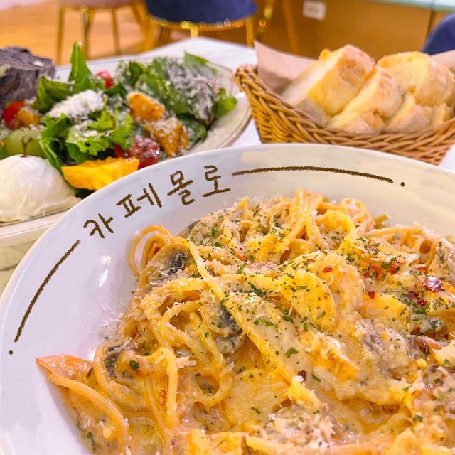짛니의 먹방일기📝 on Instagram: "#광고 #카페몰로 회기에 위치한 멋스러운 브런치카페 저녁이 되면 화려한 조명이 나를 감싸는, 디저트를 먹으러 왔다가 파스타를 시켜버리는 내 모습을 발견