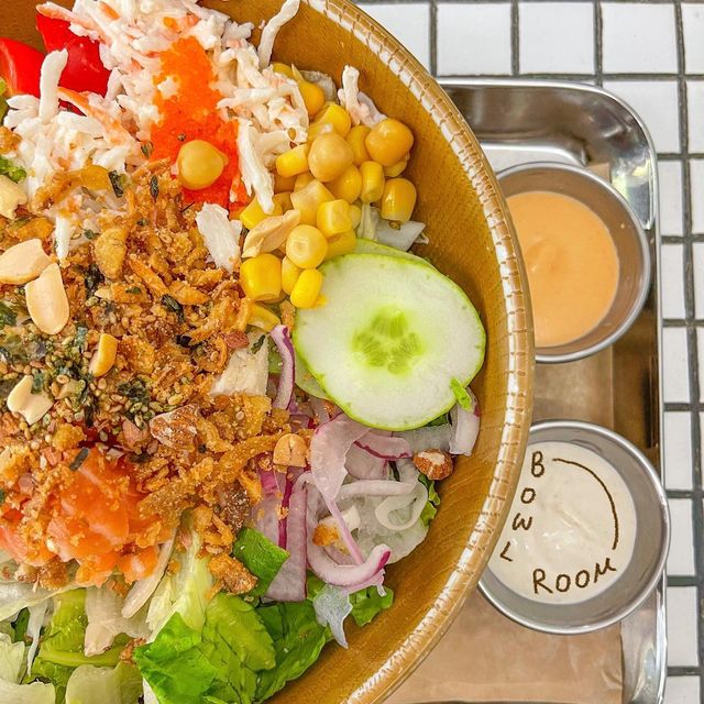 짛니의 먹방일기📝 on Instagram: "#보울룸 #포케 포케가 맛이 없다는 건, 선입견 입니다. 아, 야채가 맛없을 순 있어요. 그치만 포케는 아닙니다. 유독 샐러드가 먹고 싶은 날이 있다. 몸이 건강