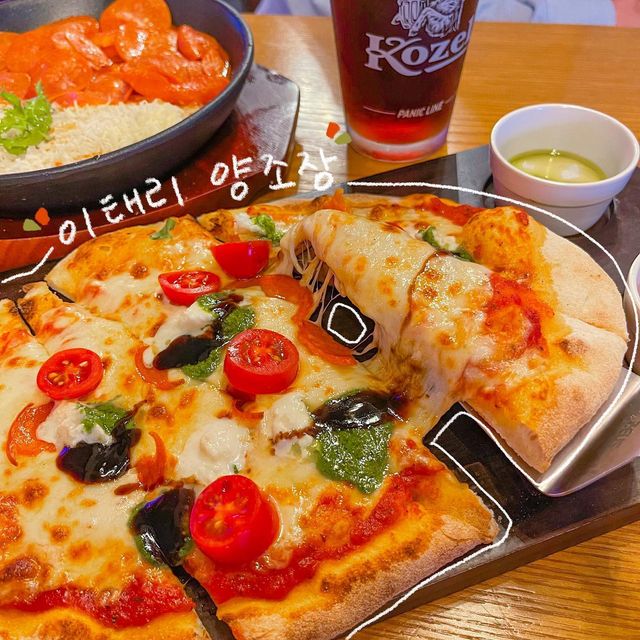 짛니의 먹방일기📝 on Instagram: "#협찬 #이태리양조장 #이태리양조장잠실본점 북적거리는 잠실새내에서 피맥이 땡기는 날이면-? 얇은 도우에 도톰하게 올라간 치즈와 토핑, 그리고 시원한 맥