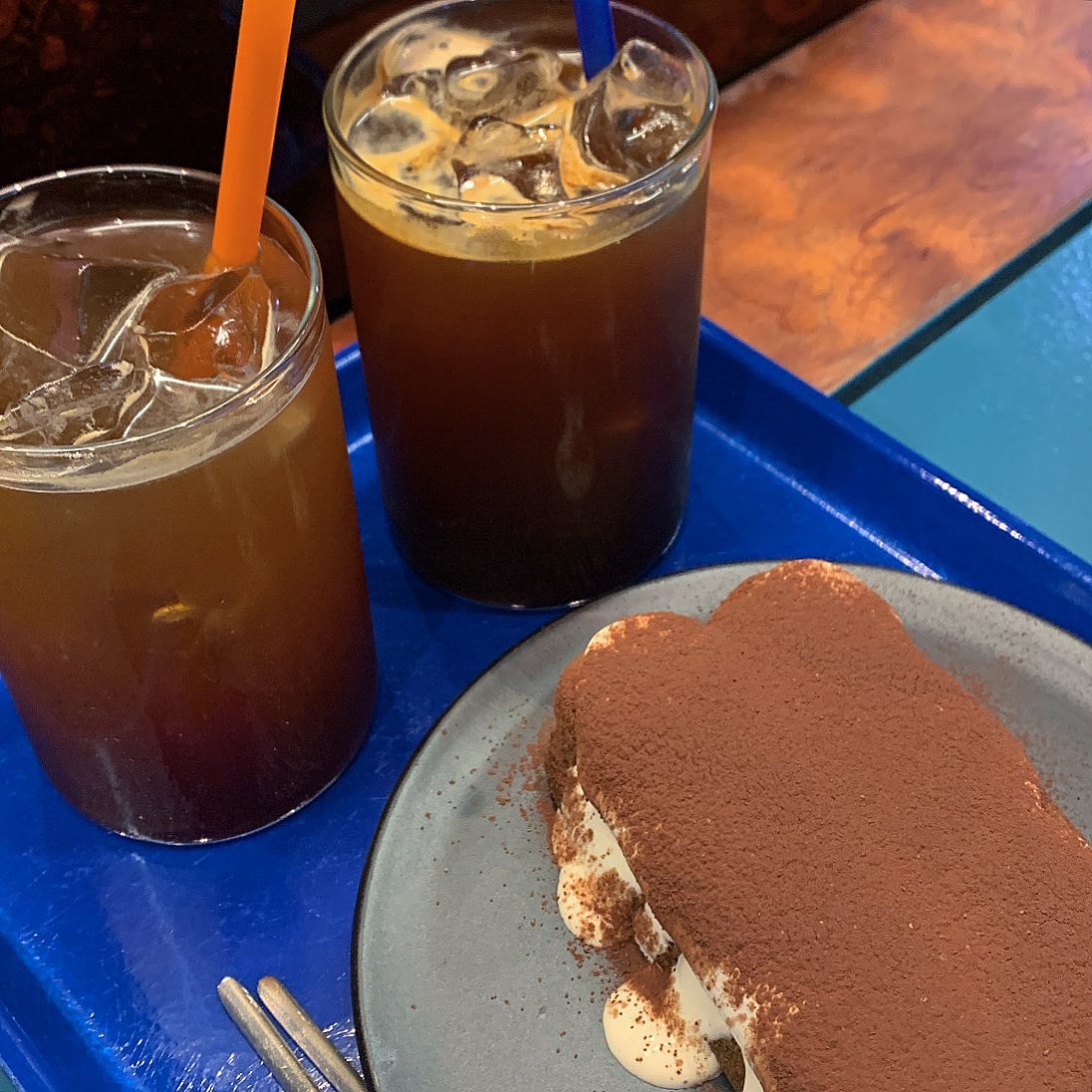 #플릭온커피 flick_on_coffee 
-
신촌역 핸드드립커피 파는 아담한 가게. 친절한 사장님, 진한 맛의 티라미수가 반겨준다.
-
#신촌카페 #연대카페