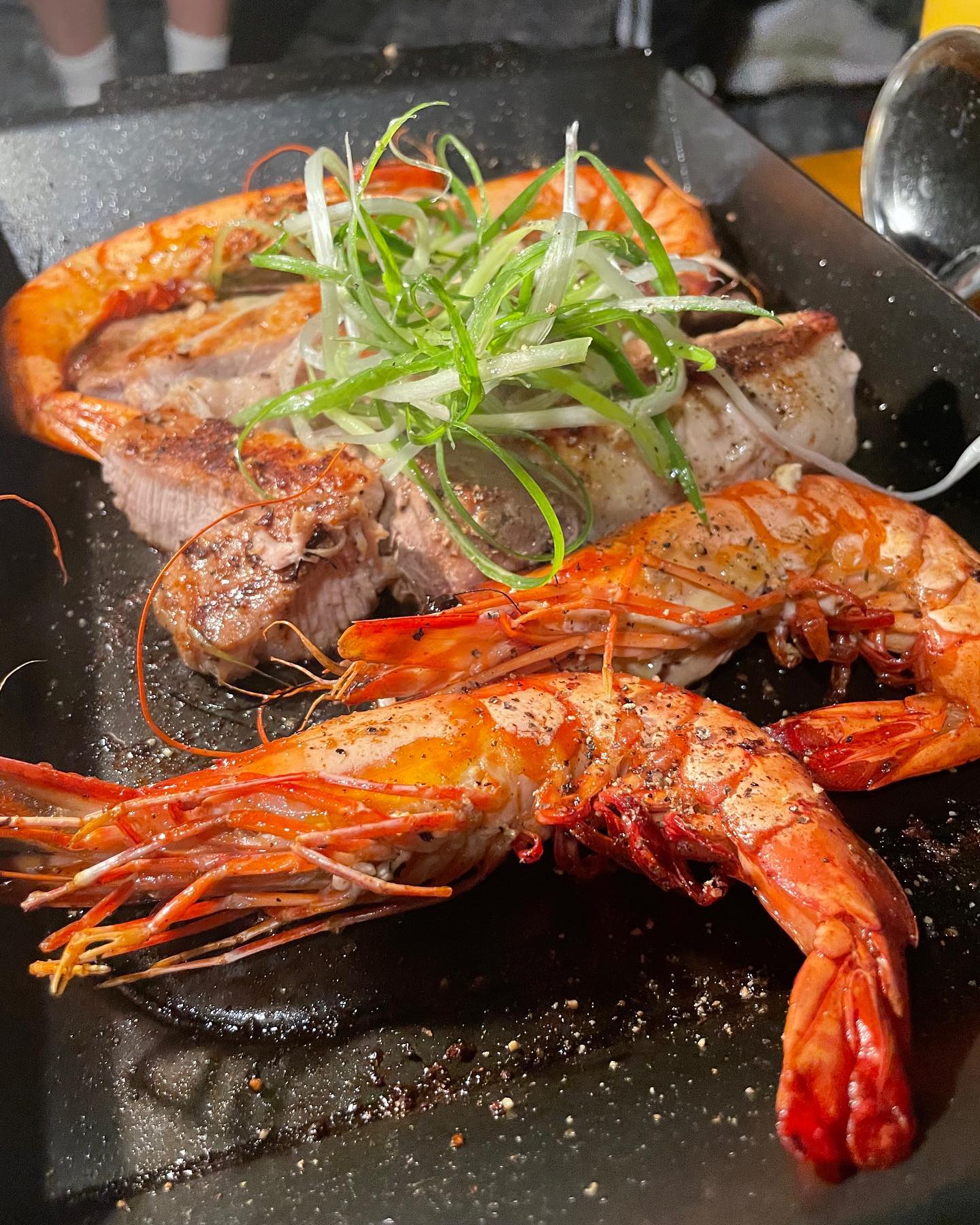 미쳤당![돈마호크 스테이크&블랙타거 새우]

지난 캠핑에서 먹은 미친 비쥬얼 고기 새우 보여드릴게요!

긔찮아서 장작 피울 생각도 안하고 있었는데 아빠가 결국 화로대를 바리바리 싸와가지고 근처 하나로 마트에서 대충 고기 사와서 구워봤어요!

저게 대충 구운 고기라니…! 정말 기만이죠?!!!! 역시 캠핑은 고기🥩서 고기🍖인가봐요🥹

돈마호크 스테이크 처음 먹어봤는데 이거 진짜 돼지고기 맞나요?😱감동감동 감동의 물결 맛이세요~!🙏

맨날 돼지고기는 삼겹살 아니면 목살이었는대 고기 인생 28년을 내다버린 기분이 드는 맛이었습니다💖
배불러서 얼마 못 먹었는데 다음에는 제대로 준비해서 본격적으로 먹어봐야겠어요✌️

블랙 타이거 새우도 마트에 있는 냉동이었는데 맛도 있었는데 비쥬얼 센터 역활 제대로 해주네여✨

마지막 사진은 제가 고기 먹기도 전에 배불렀던 이유입니다….ㅎㅎ
잣 막걸리 매니아라 고기 굽기도 전에 막걸리를 너무 많이 마셔서 고기들어 갈 자리를 계산을 못했어요…;;
가평가면 일단 잣막걸리부터 사줘야쥐👍
근데 마지막 사진 국자 콩나물 처럼 서있는거 좀 킹받네여

다들 즐거운 명절&안전한 명절캠 보내세요😻
 4개월 남은 이번해 항상 행복한 일만 가득하시길 바라요❤️
